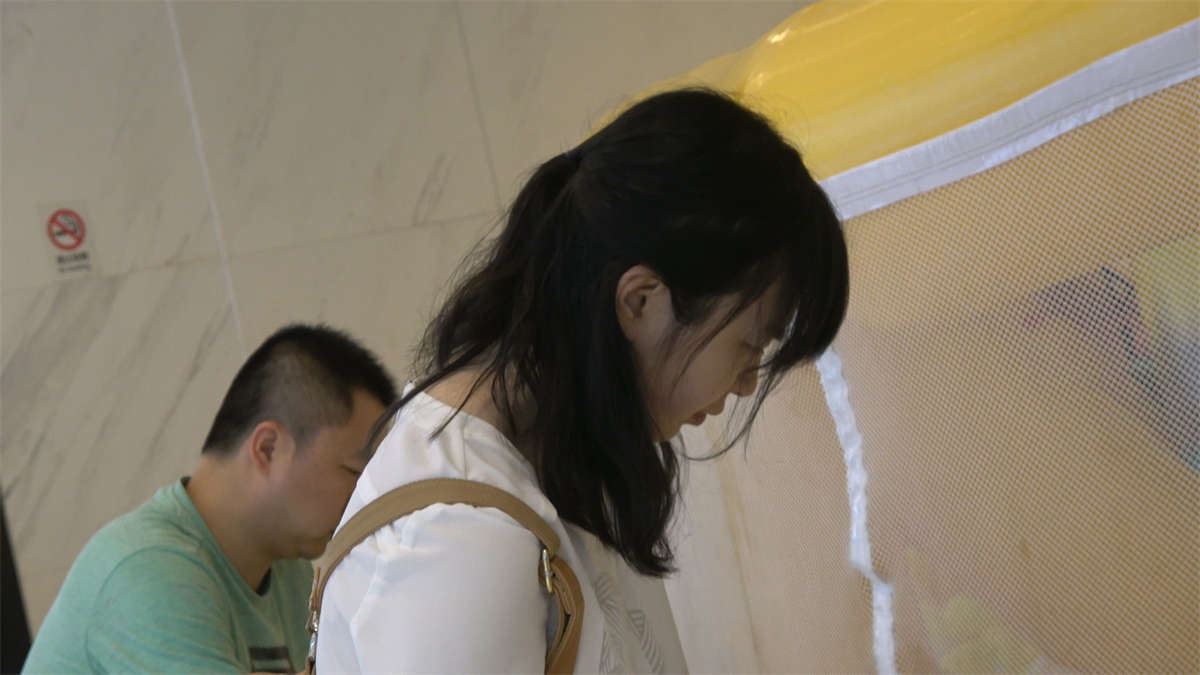 带孩子在游乐场玩的气质辣妈