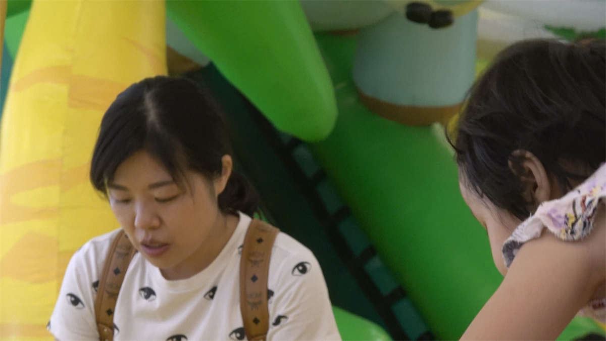 儿童游乐园里漂亮妈妈