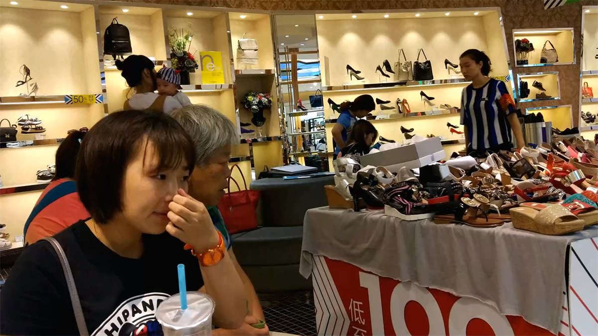 多位女神级美女齐聚鞋柜商场试鞋