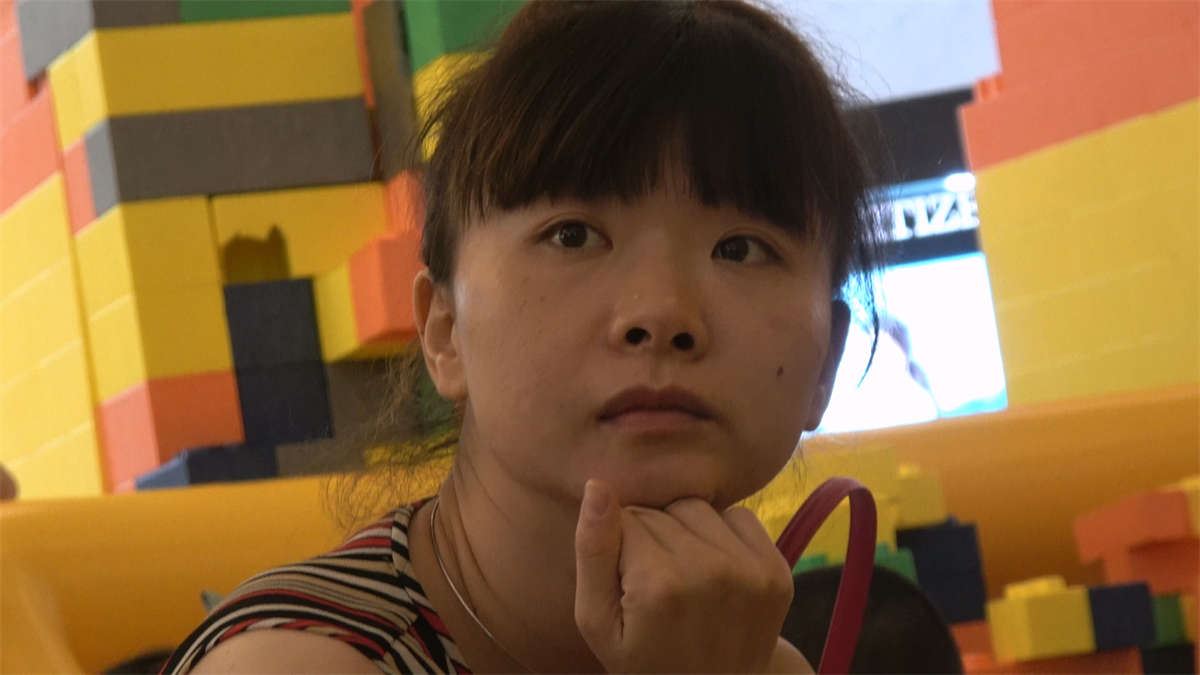 儿童游乐场里的辣妈