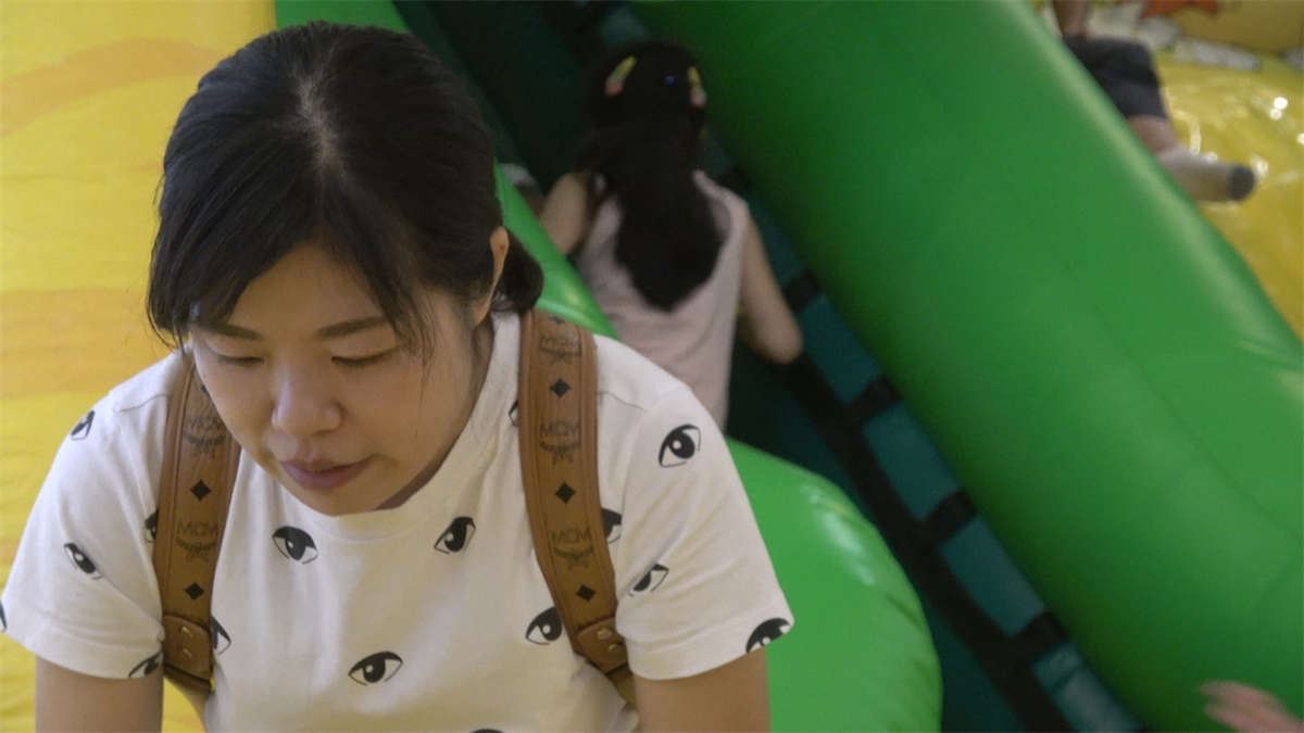 儿童游乐园里漂亮妈妈