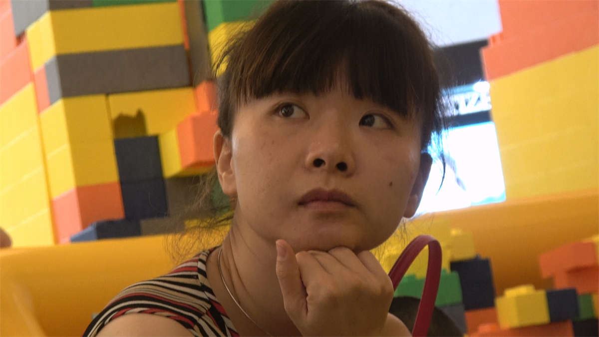 儿童游乐场里的辣妈