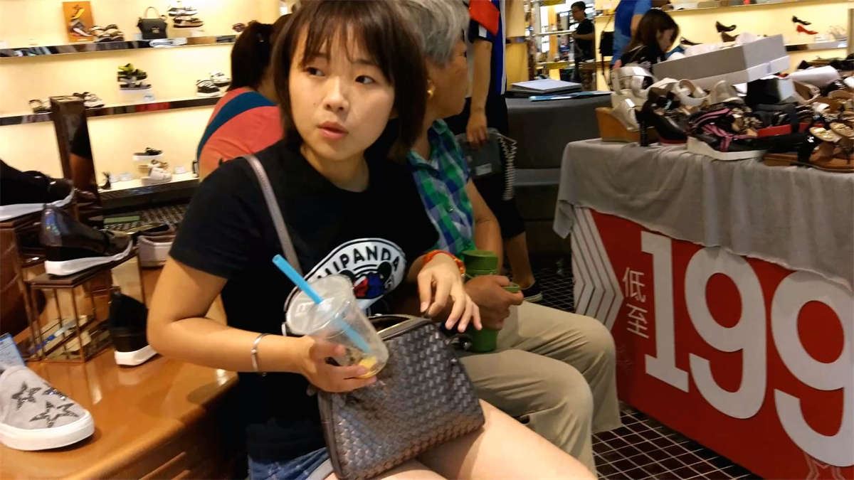 多位女神级美女齐聚鞋柜商场试鞋