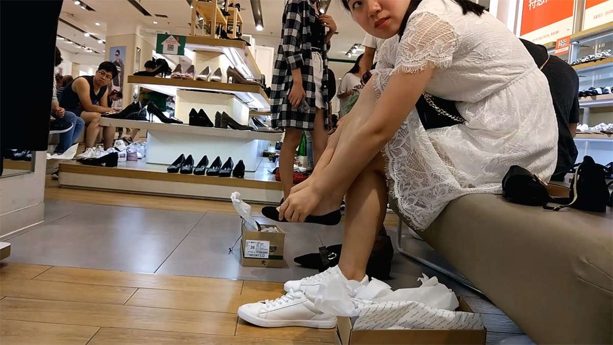 众多裸腿美腿美女试鞋