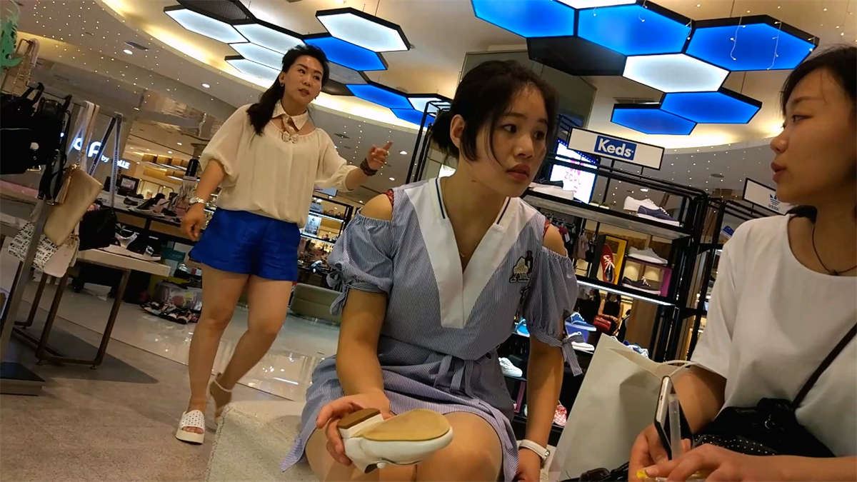 鞋店试鞋的肉丝脚