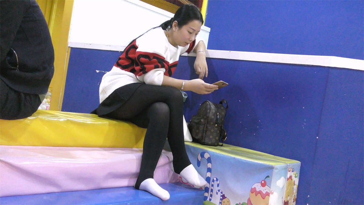 游乐场气质辣妈的棉袜脚