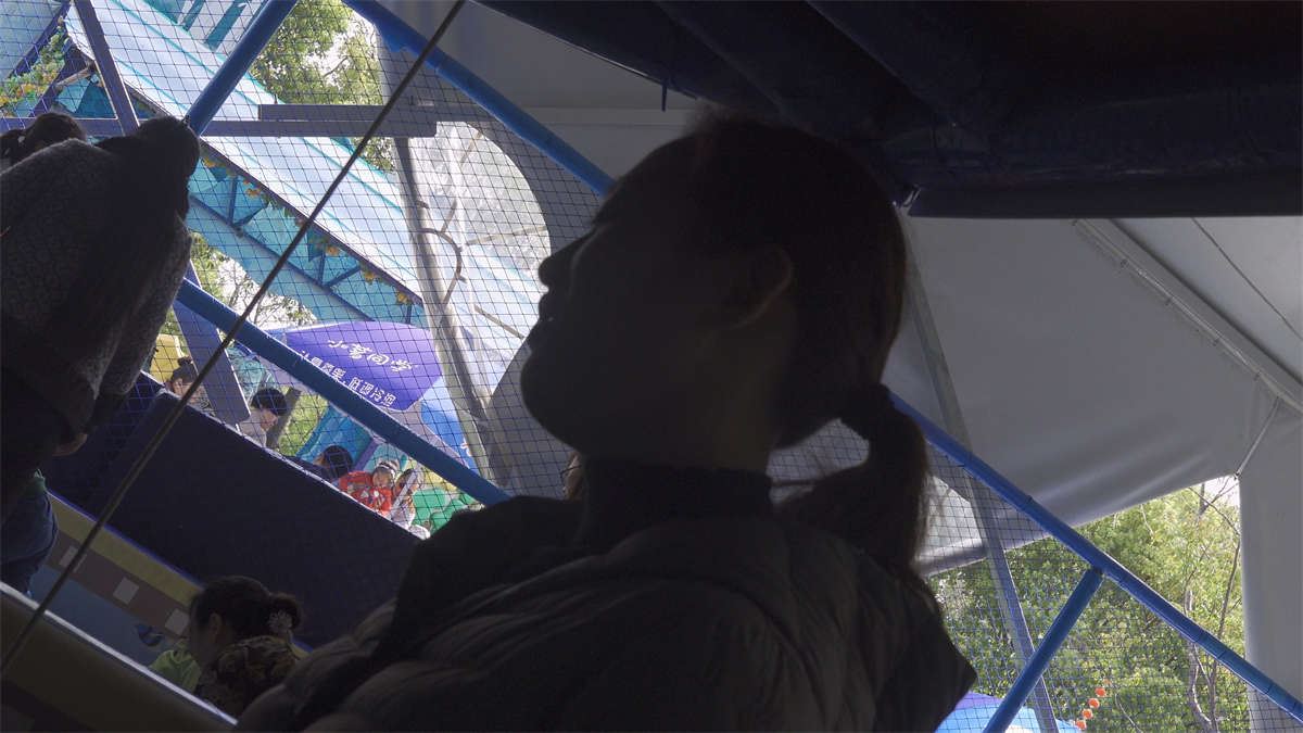 游乐场里面的黑丝脚辣妈