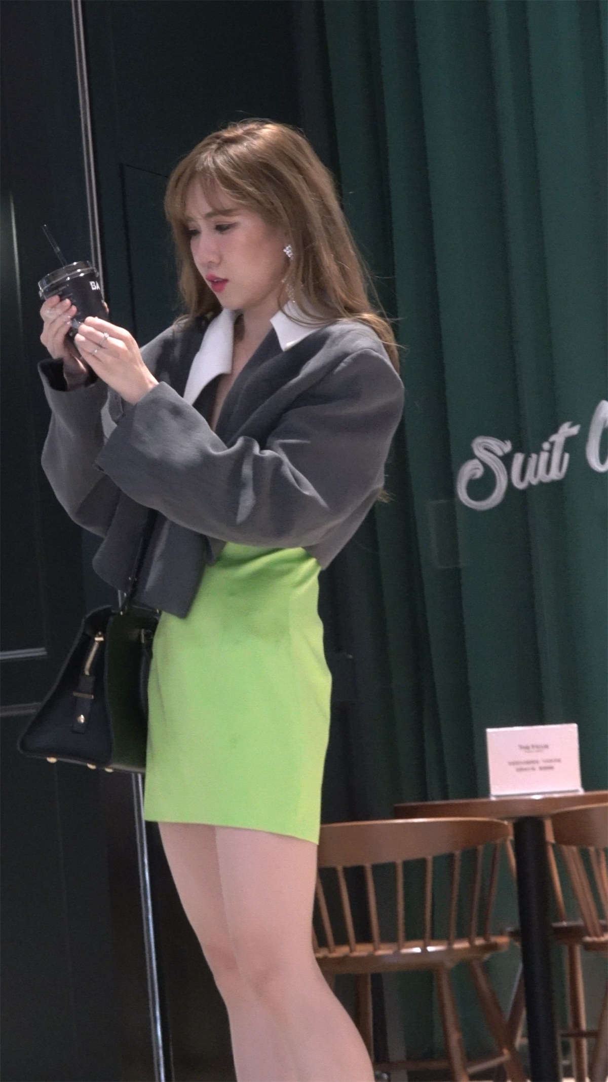 绿色短裙高跟美女很像一位明星
