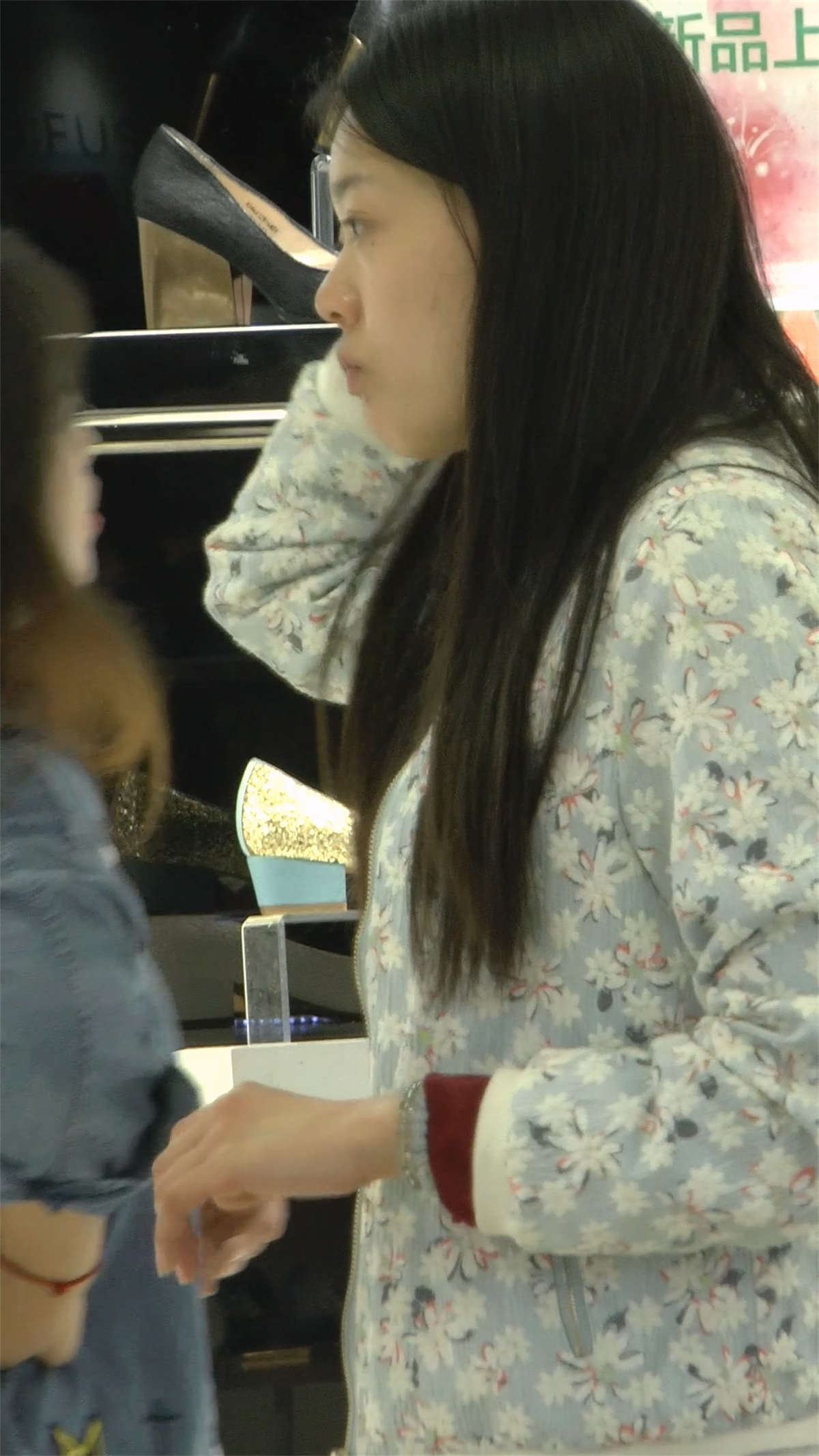 买鞋子的紧身裤清纯少女