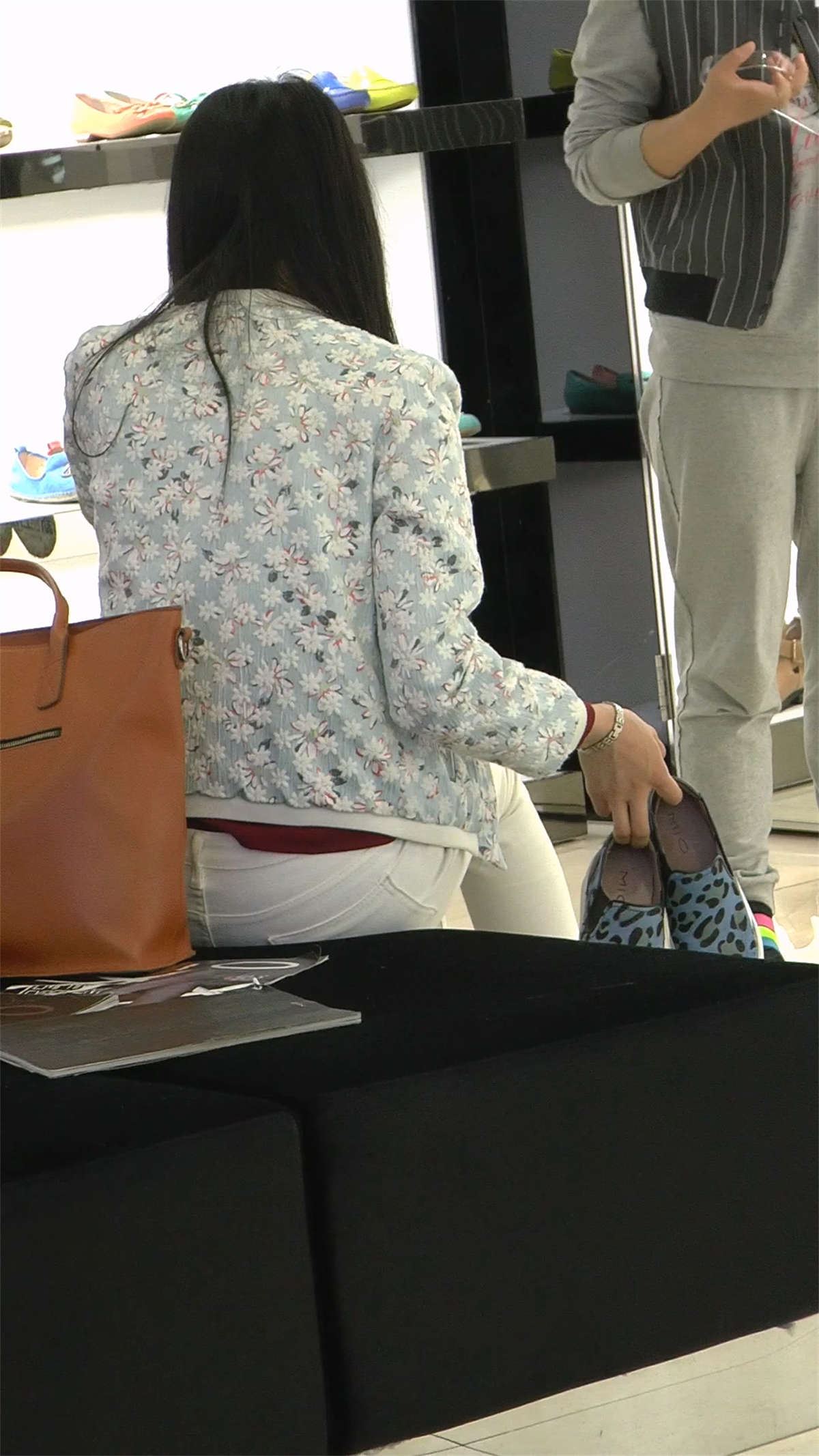 买鞋子的紧身裤清纯少女
