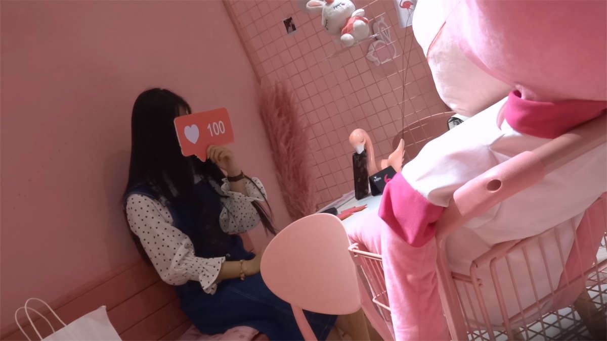 吃饭不忘自拍的气质小妹妹