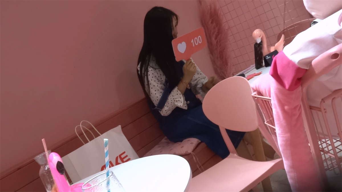 吃饭不忘自拍的气质小妹妹