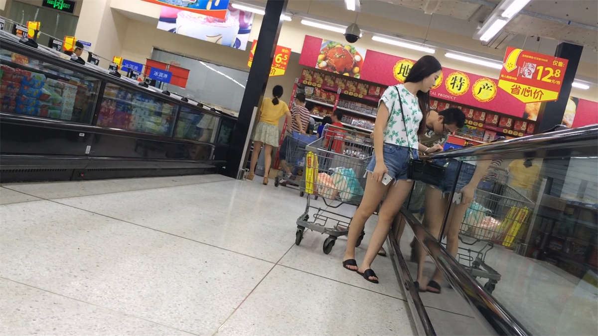 极品MM在商场试了一下鞋子