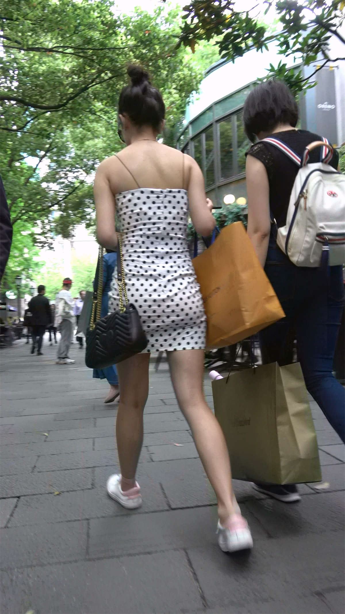 斑点吊带连衣裙美腿美女