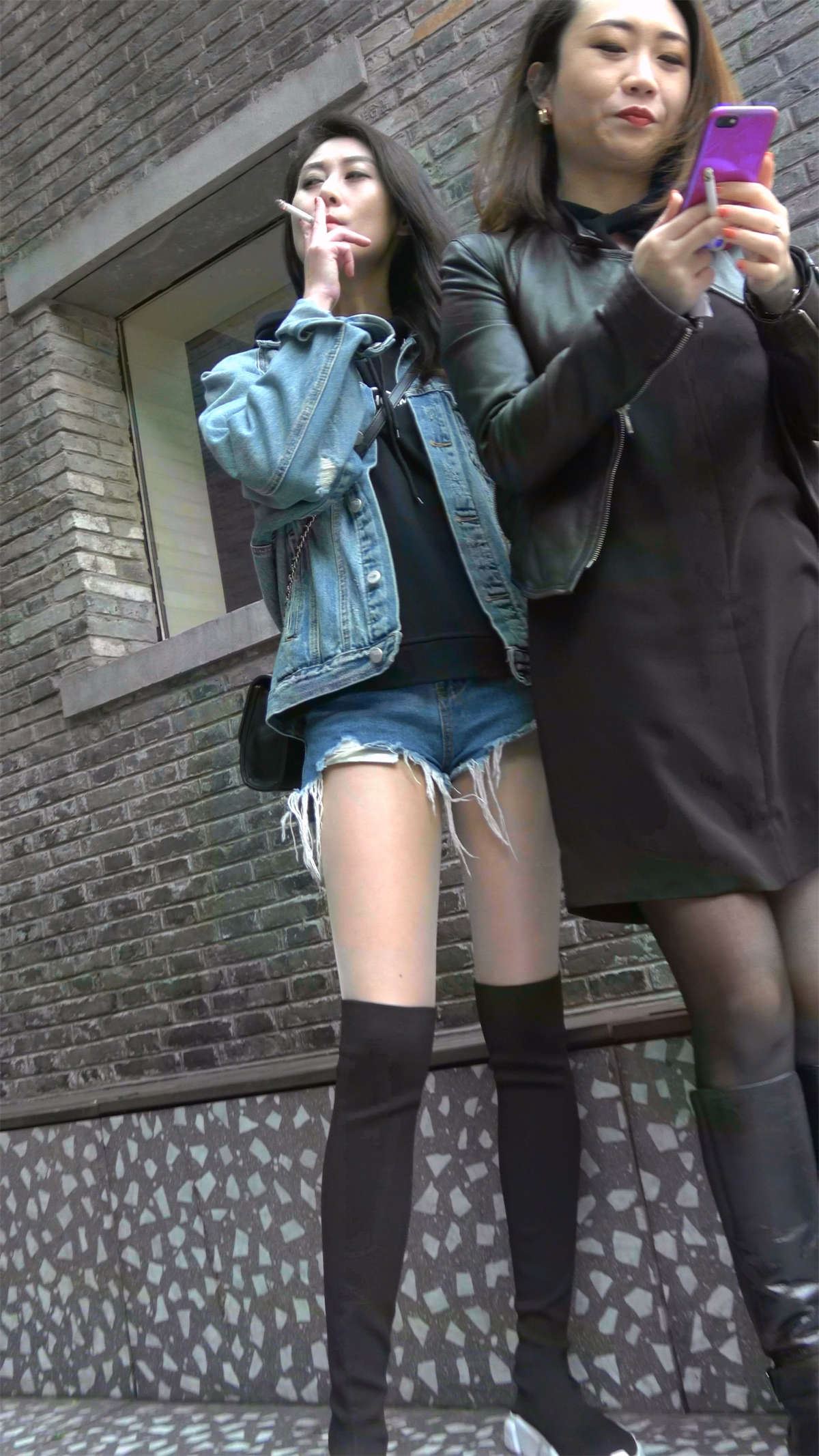牛仔外套超短热裤美女吞云吐雾