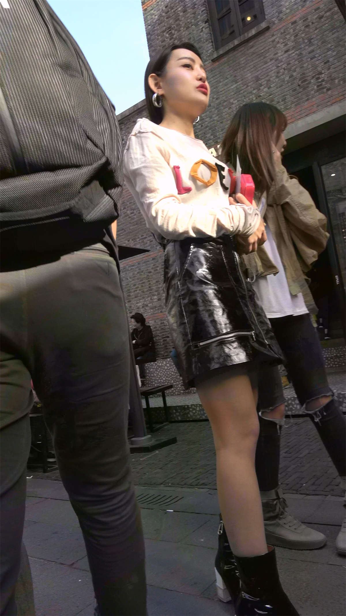 白T恤黑色皮裙增高鞋美女