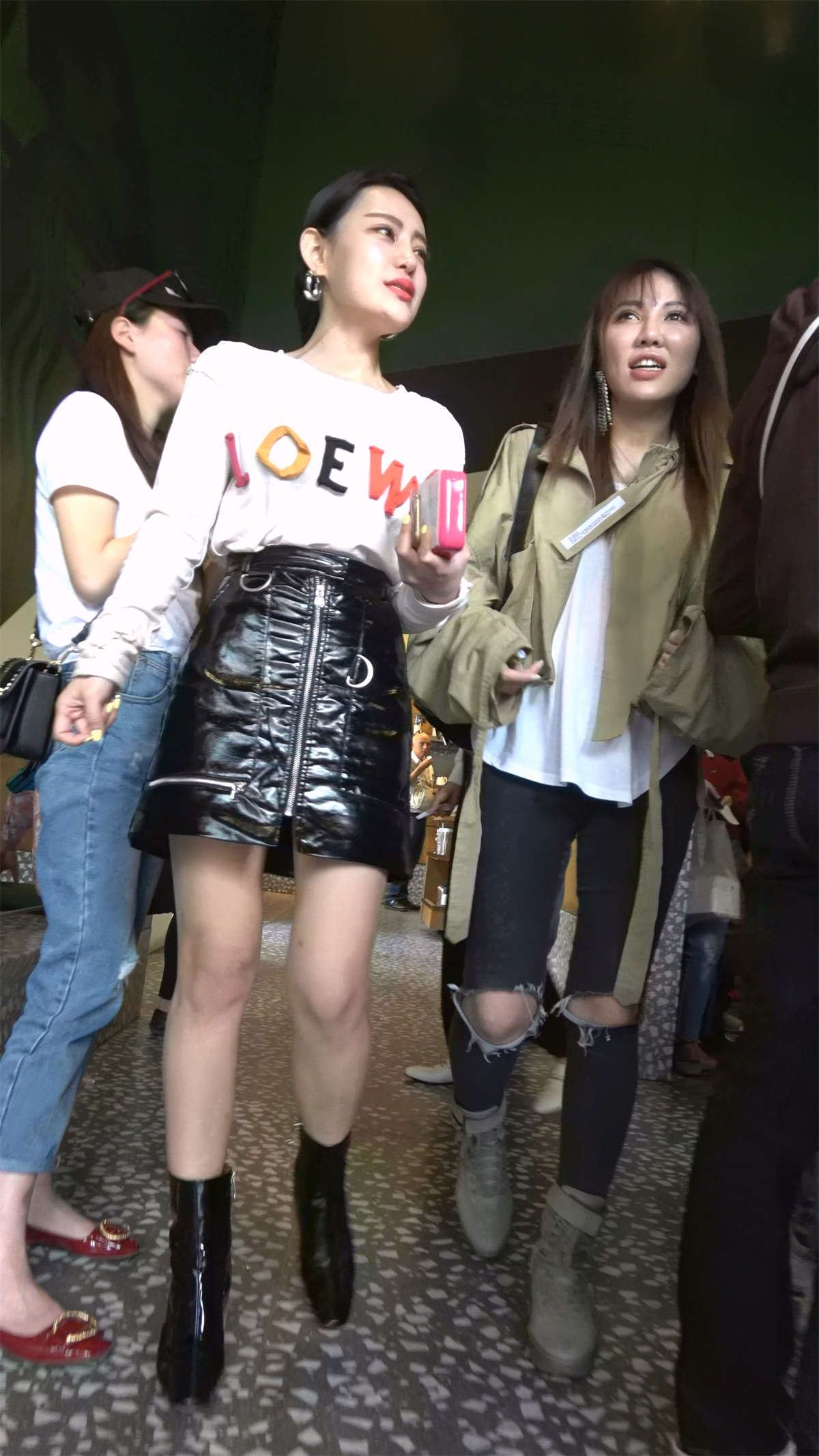白T恤黑色皮裙增高鞋美女