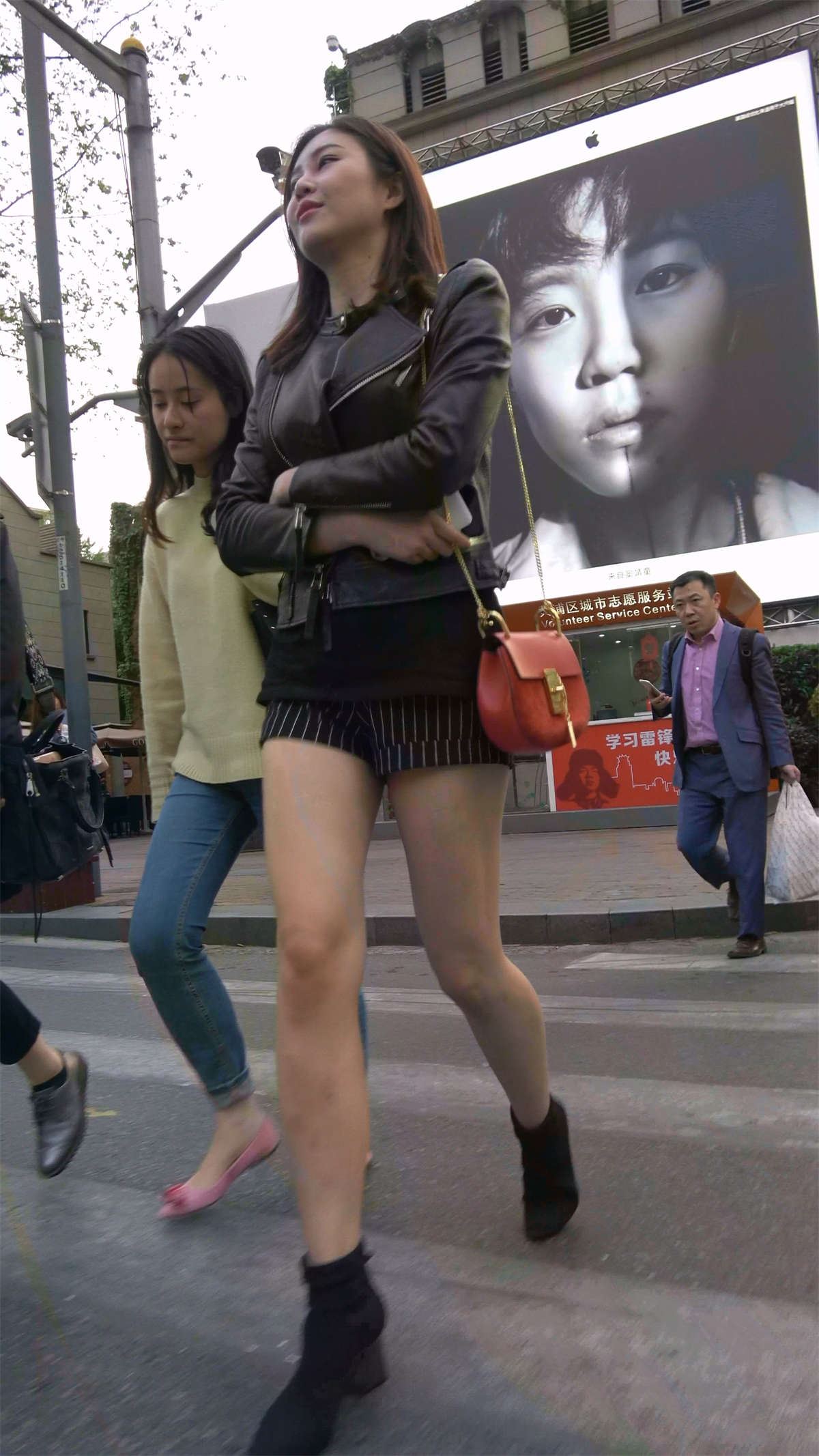 超性感美腿短裤皮衣美女