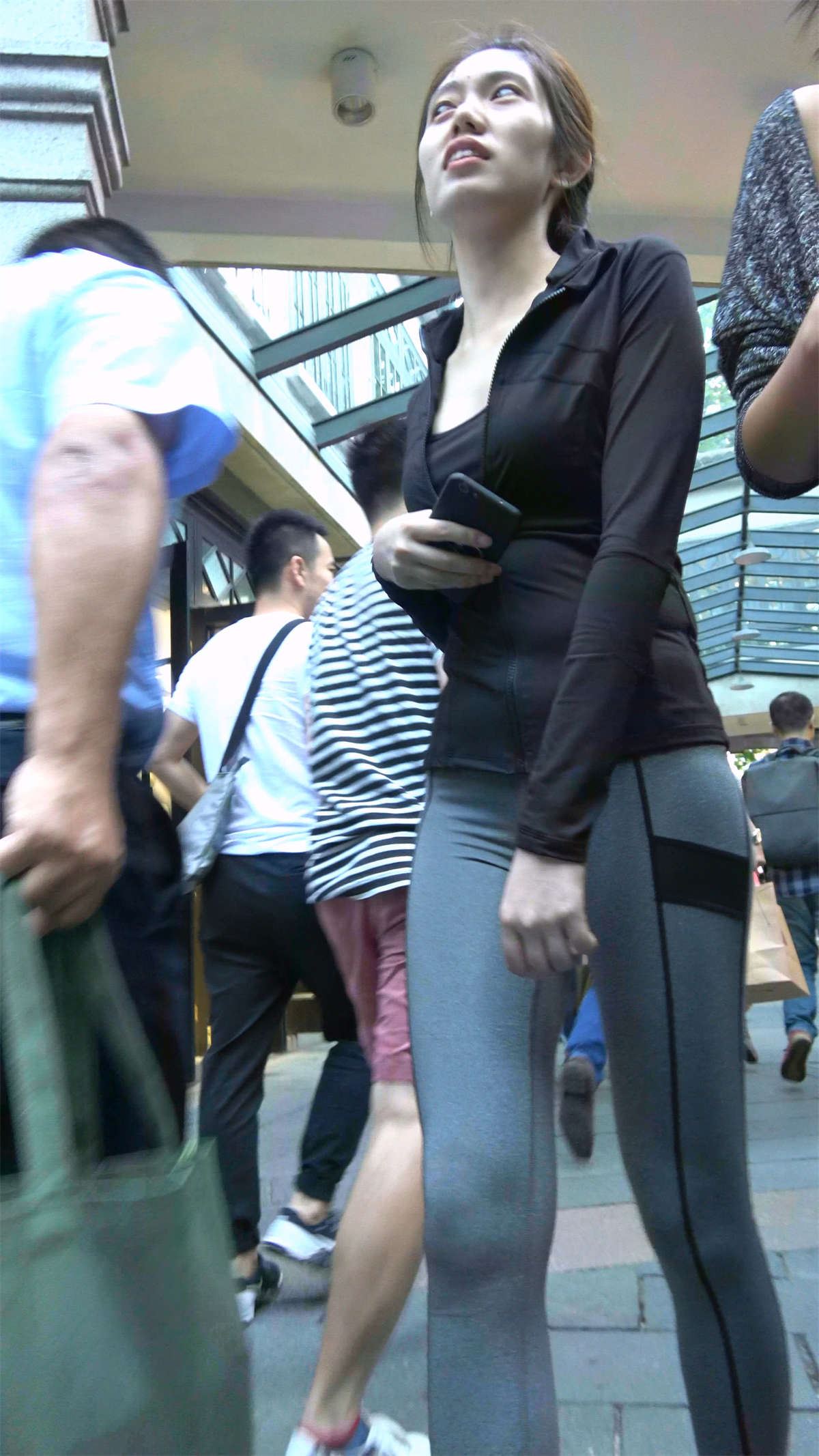 灰色弹力裤运动鞋美女