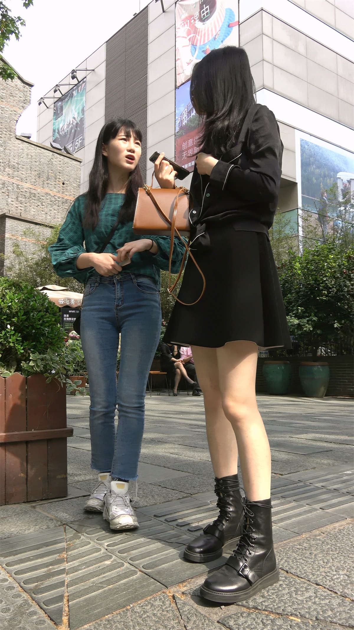 黑色连衣裙漂亮美女美腿