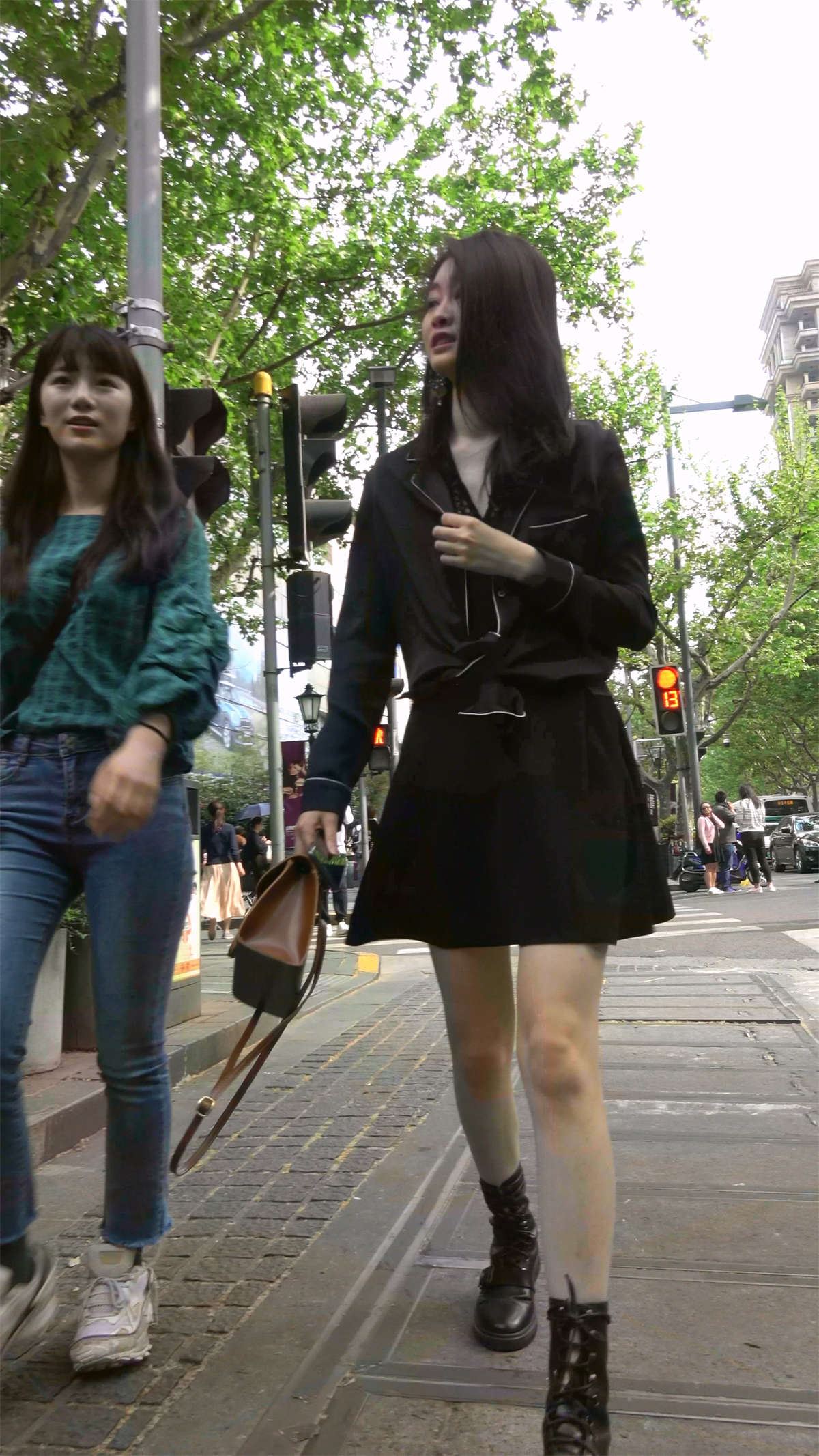 黑色连衣裙漂亮美女美腿