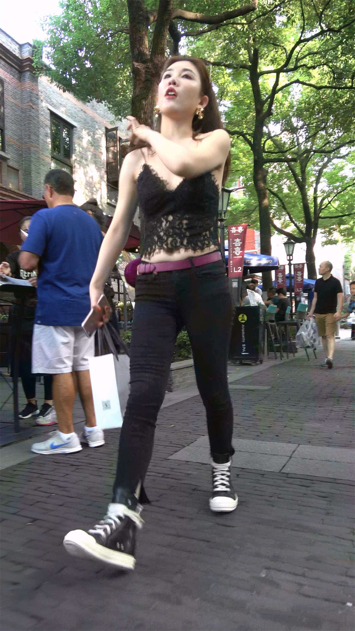 蕾丝镂空吊带装紧身裤美女