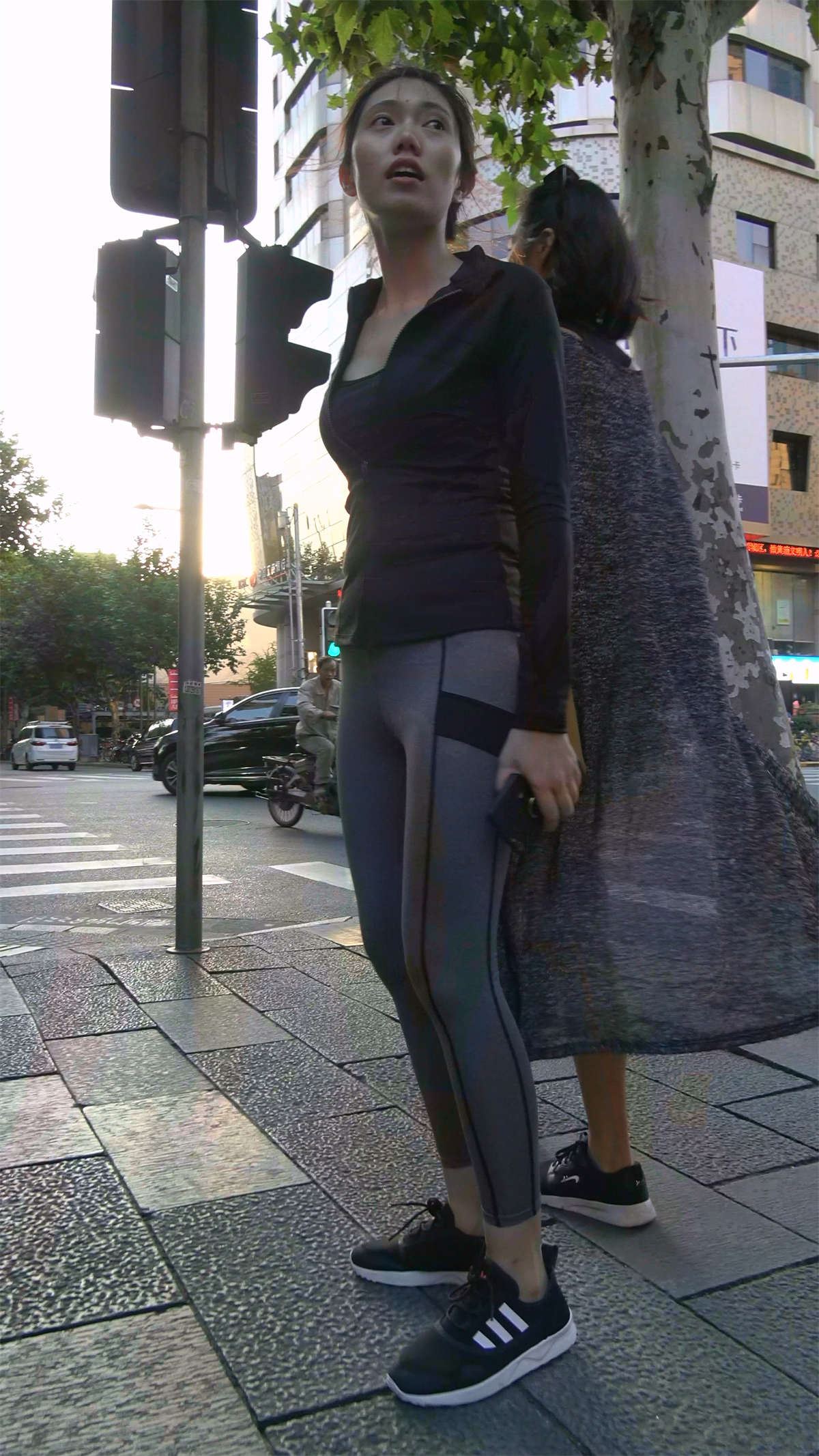 灰色紧身弹力裤小清新美女