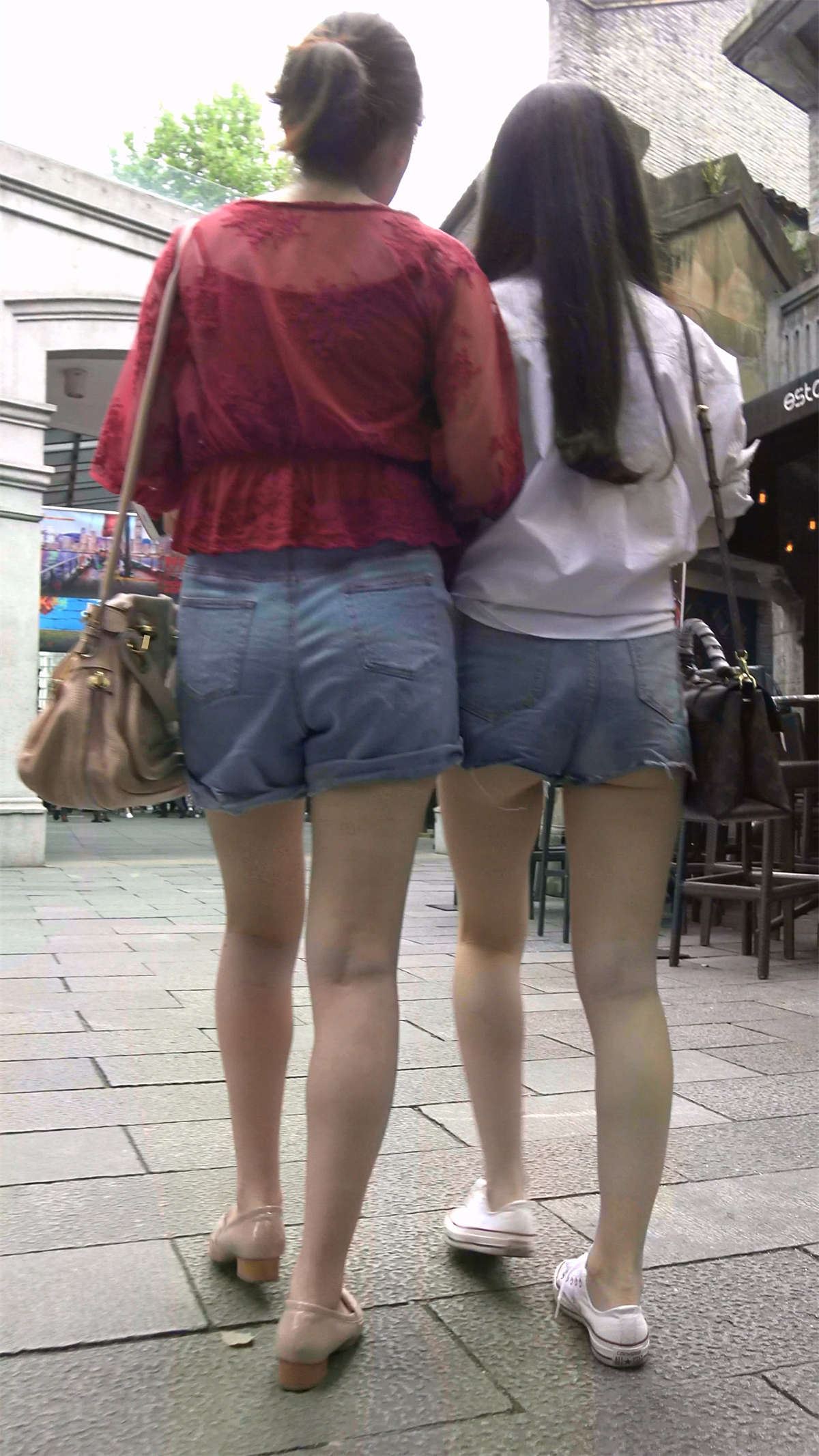 热裤月牙臀美腿年轻姑娘