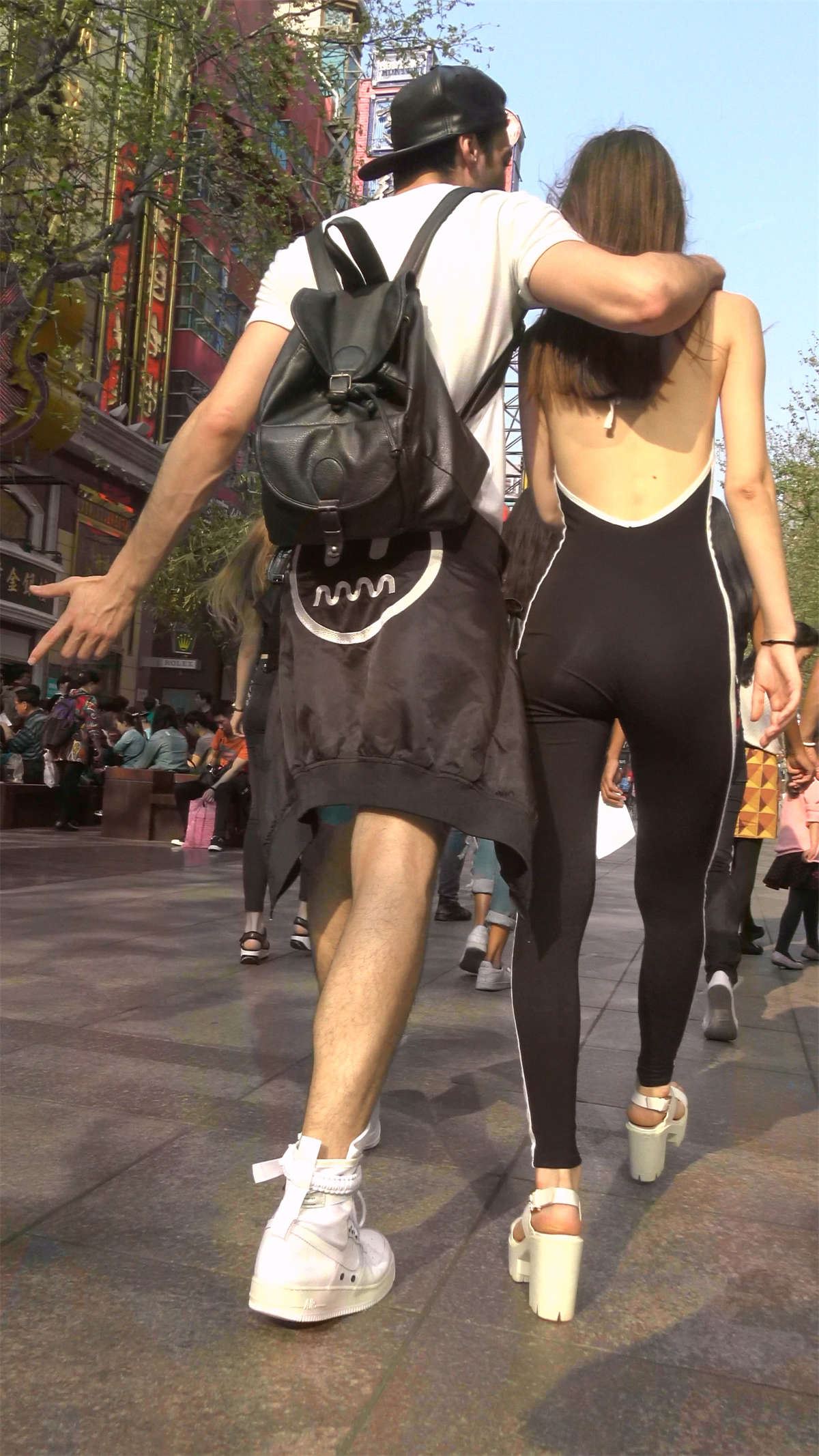 露背装黑色紧身连体衣美女
