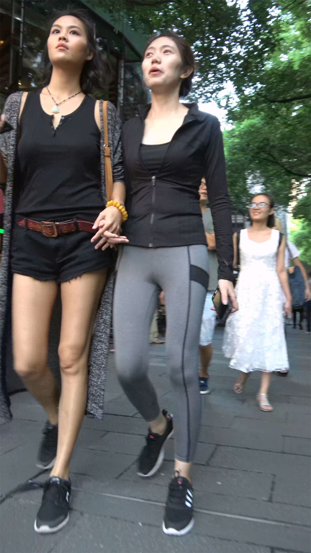 灰色紧身弹力裤小清新美女