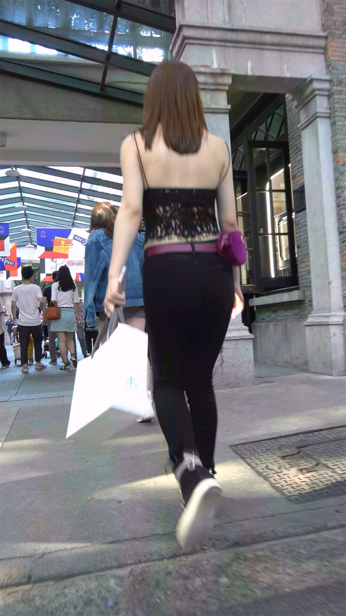 蕾丝镂空吊带装紧身裤美女