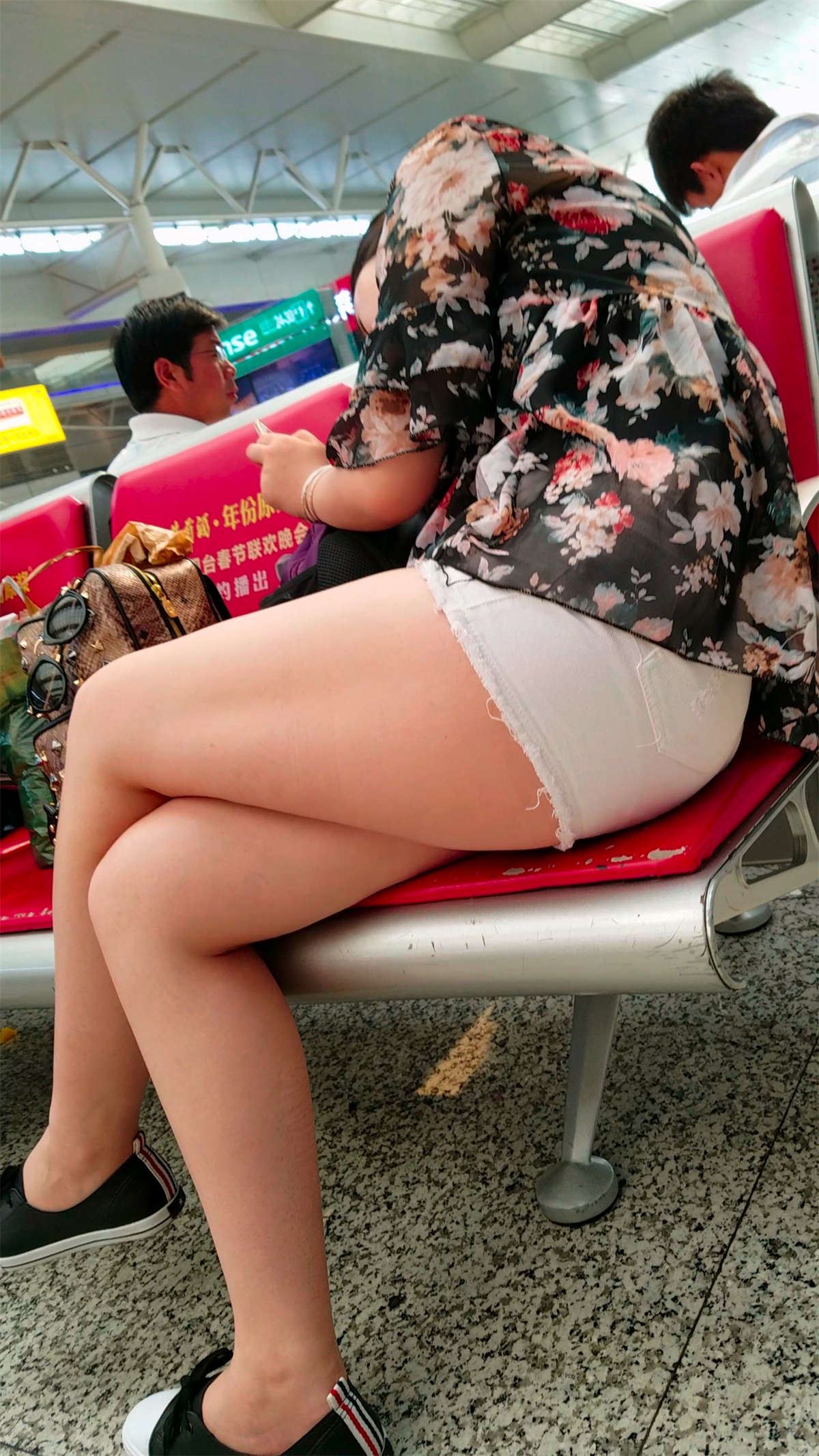 粉嫩白皙玉腿花衬衫小姐姐
