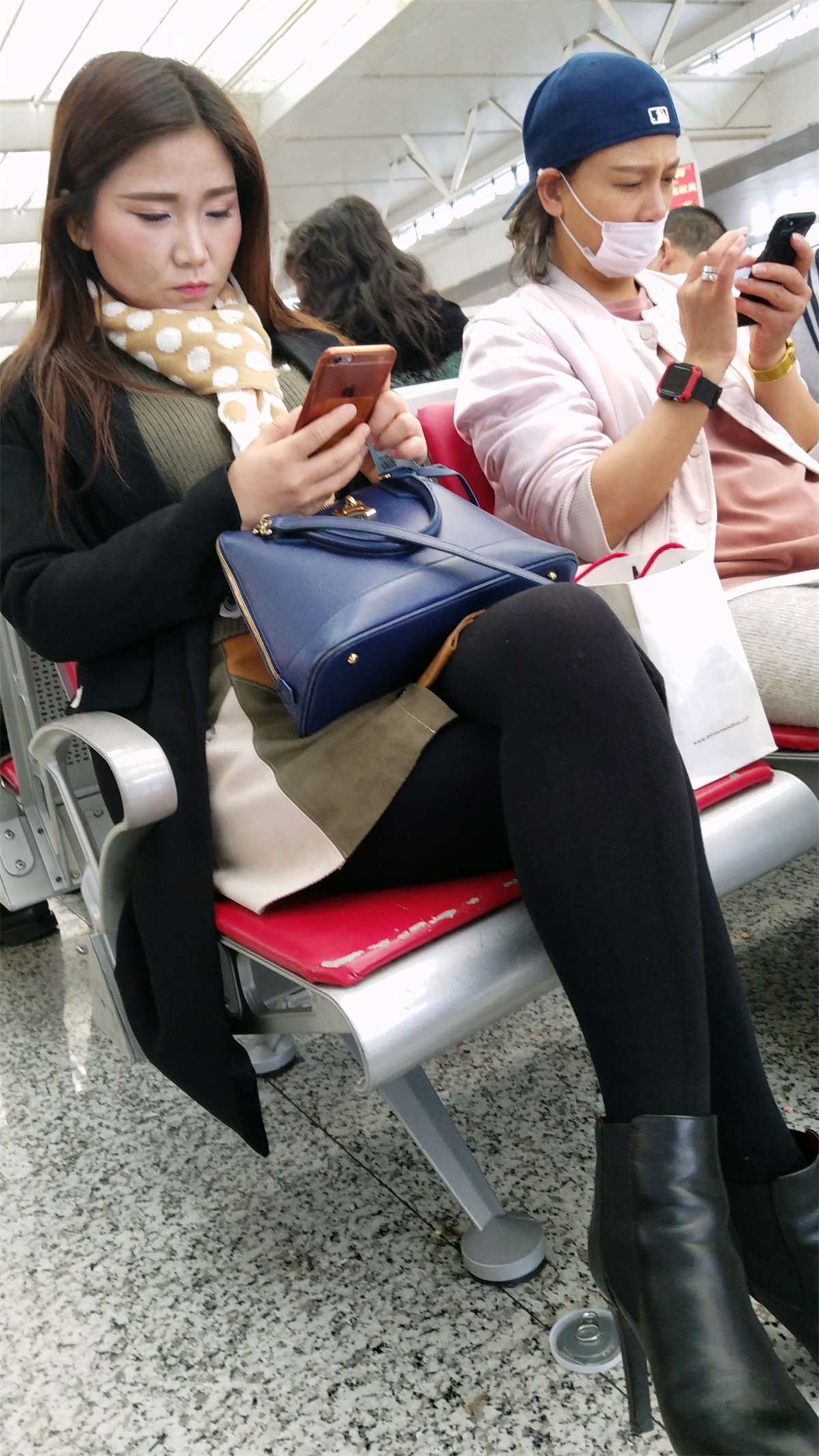 黑色裤袜短靴气质性感美女
