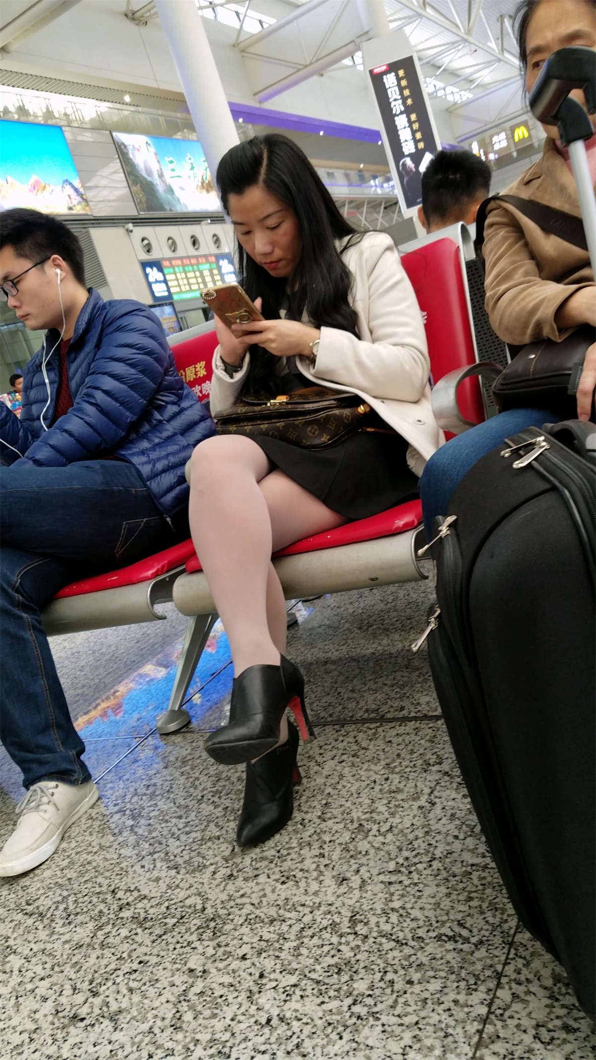 黑色高跟鞋性感街拍丝袜少妇