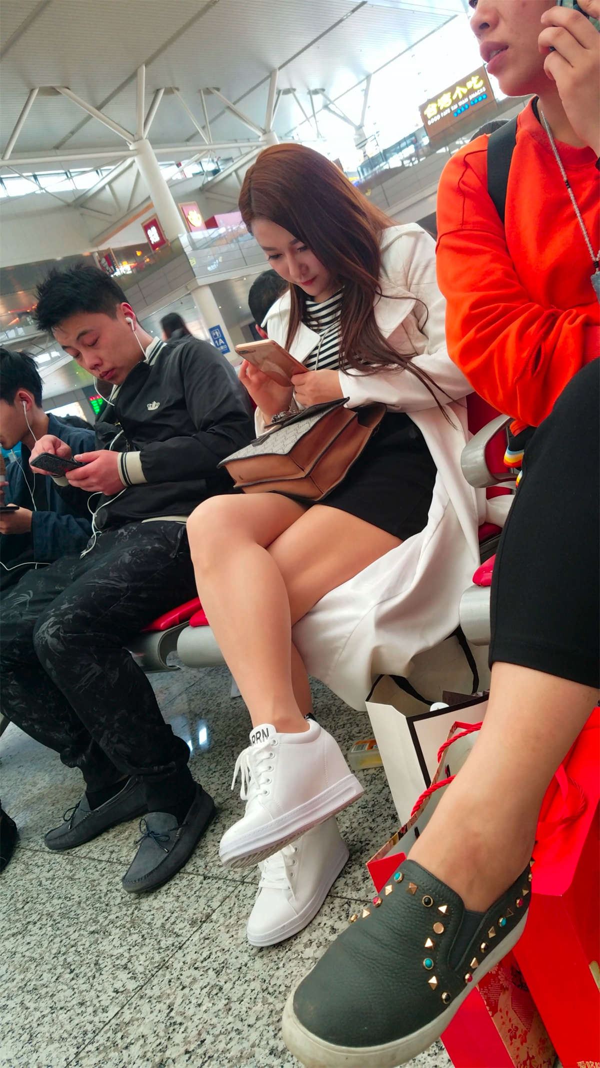高铁站极品美女