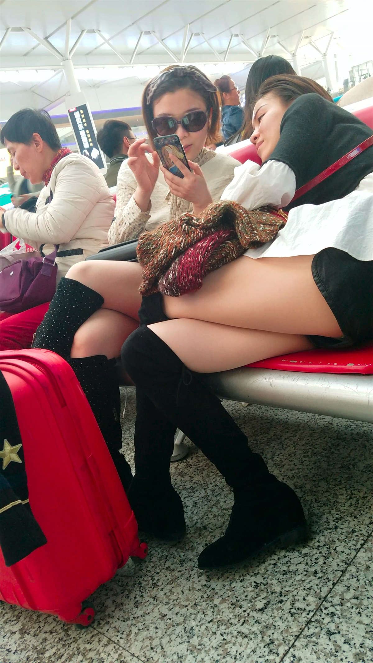 长靴美女带上眼镜真酷