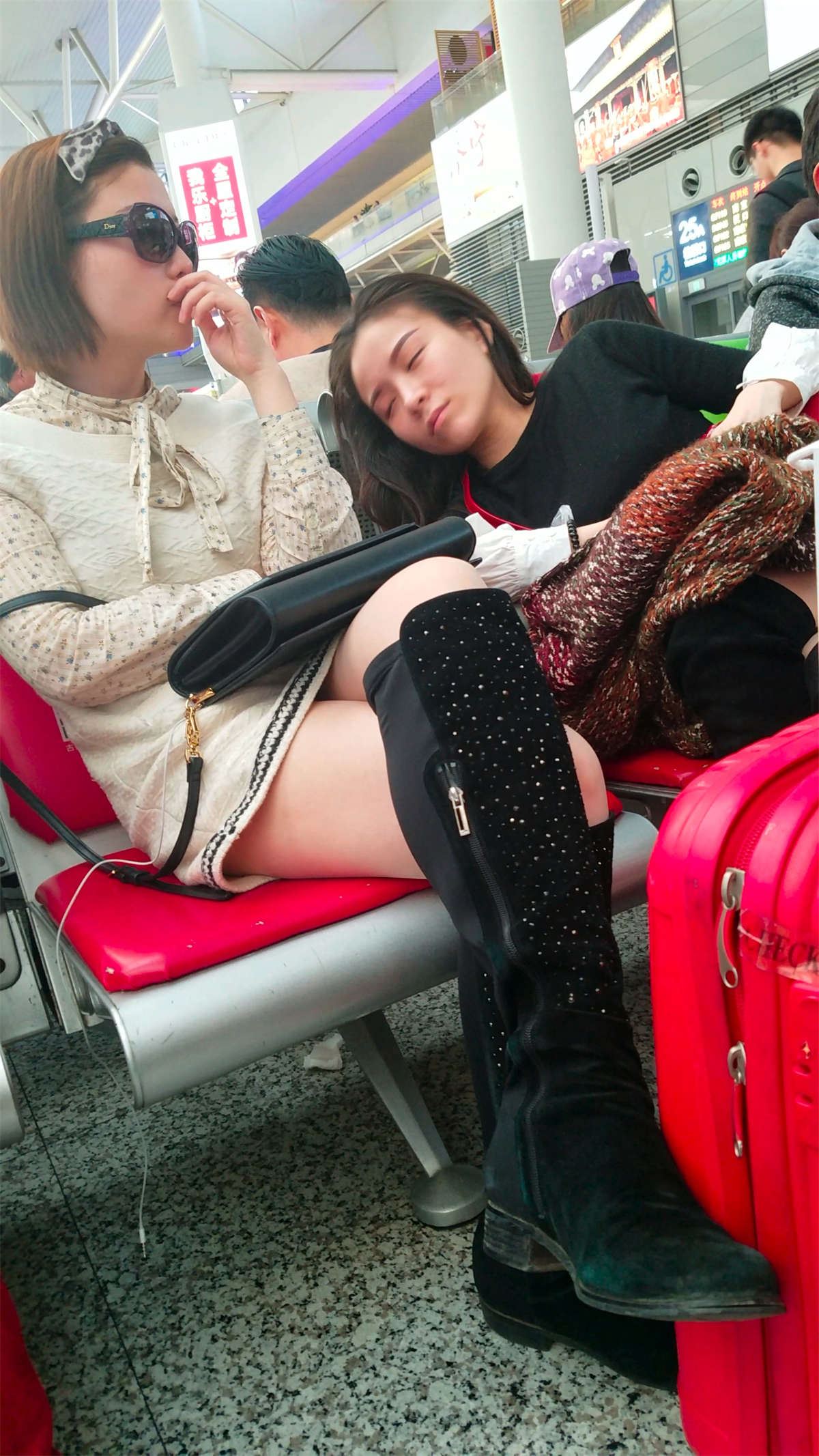 长靴美女带上眼镜真酷