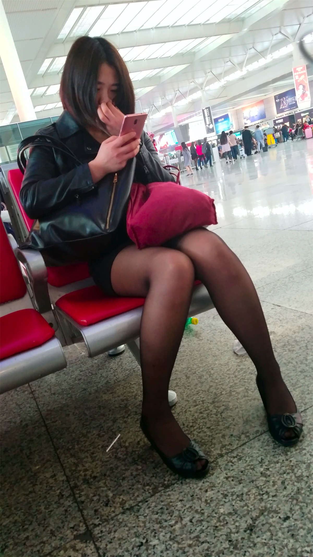 黑丝美女等候班车