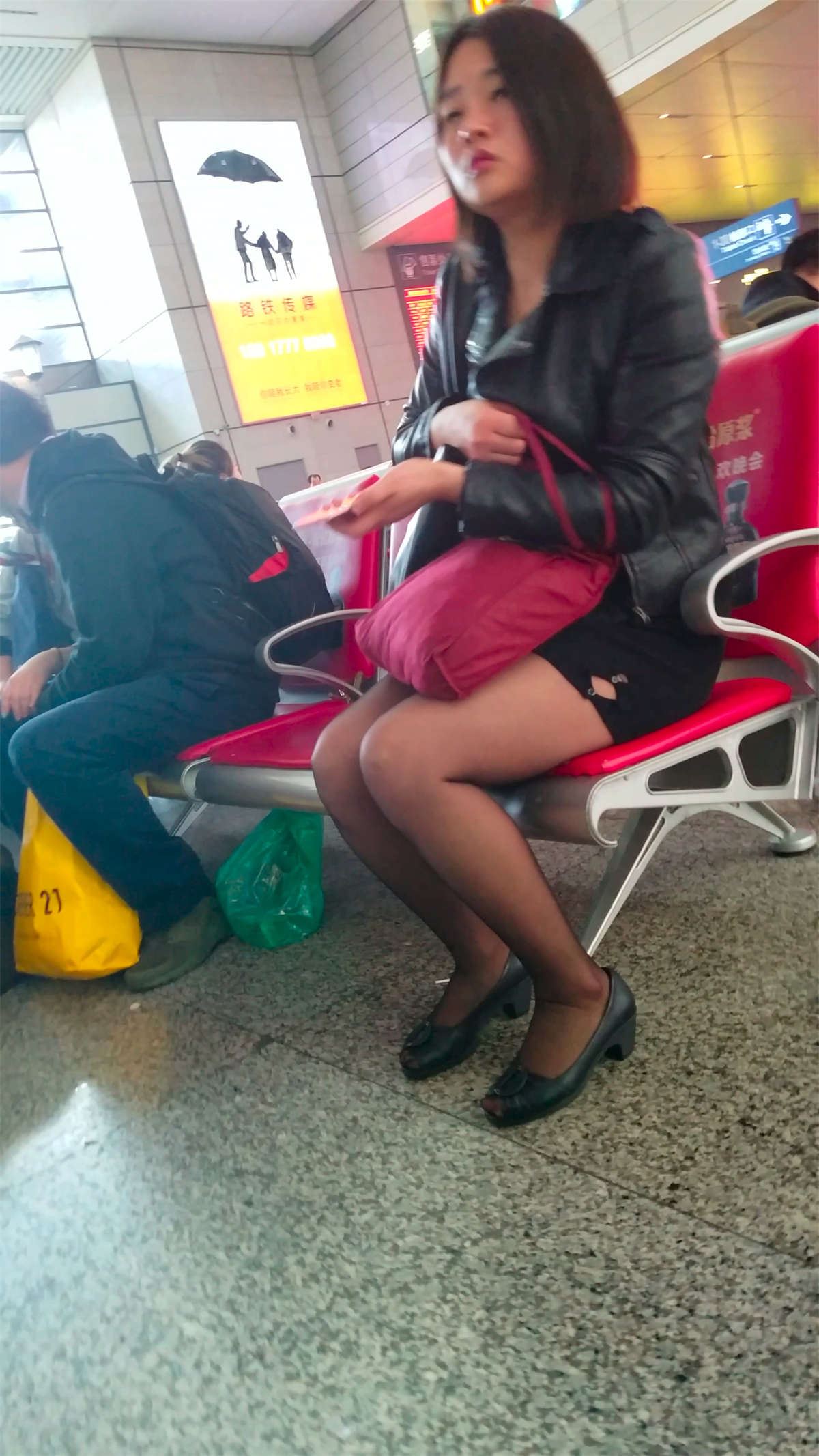 黑丝美女等候班车