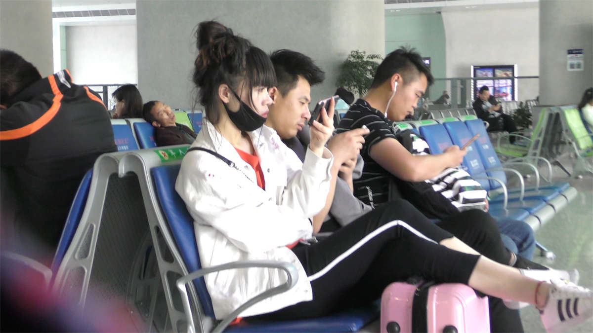 高铁站棉袜脚丫很霸气