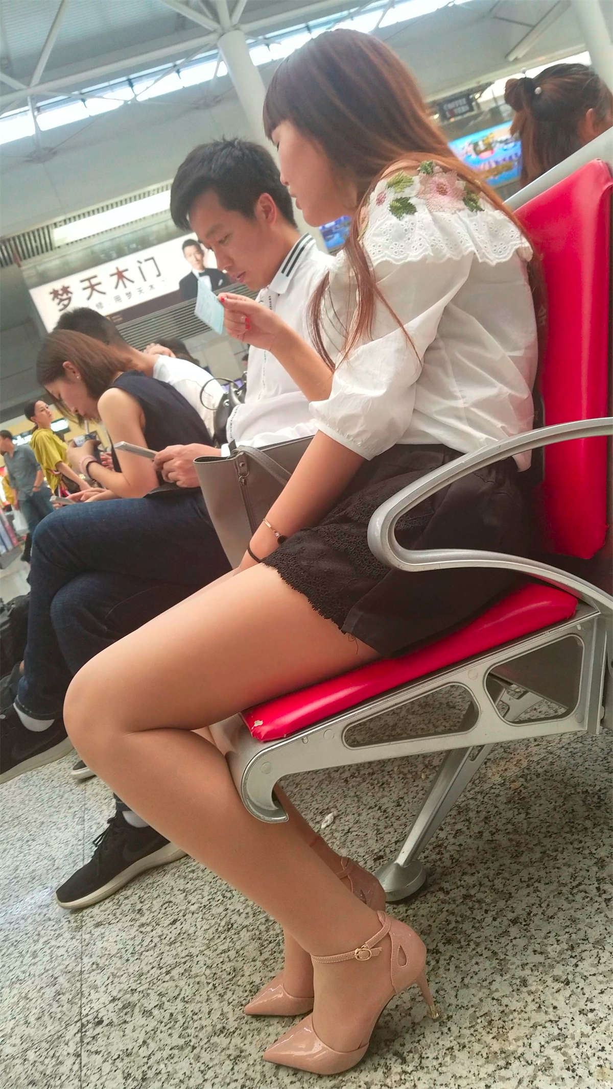 黄色破丝袜高跟鞋丝袜脚美女