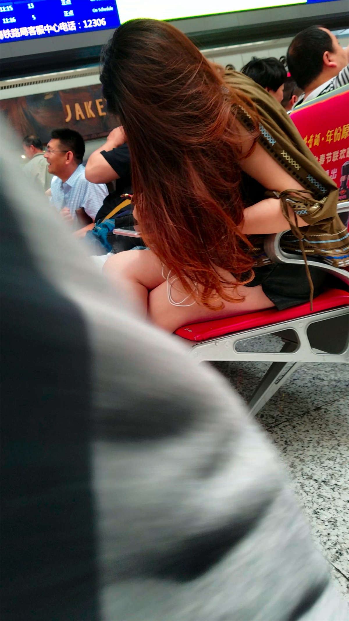 街拍美女大白腿