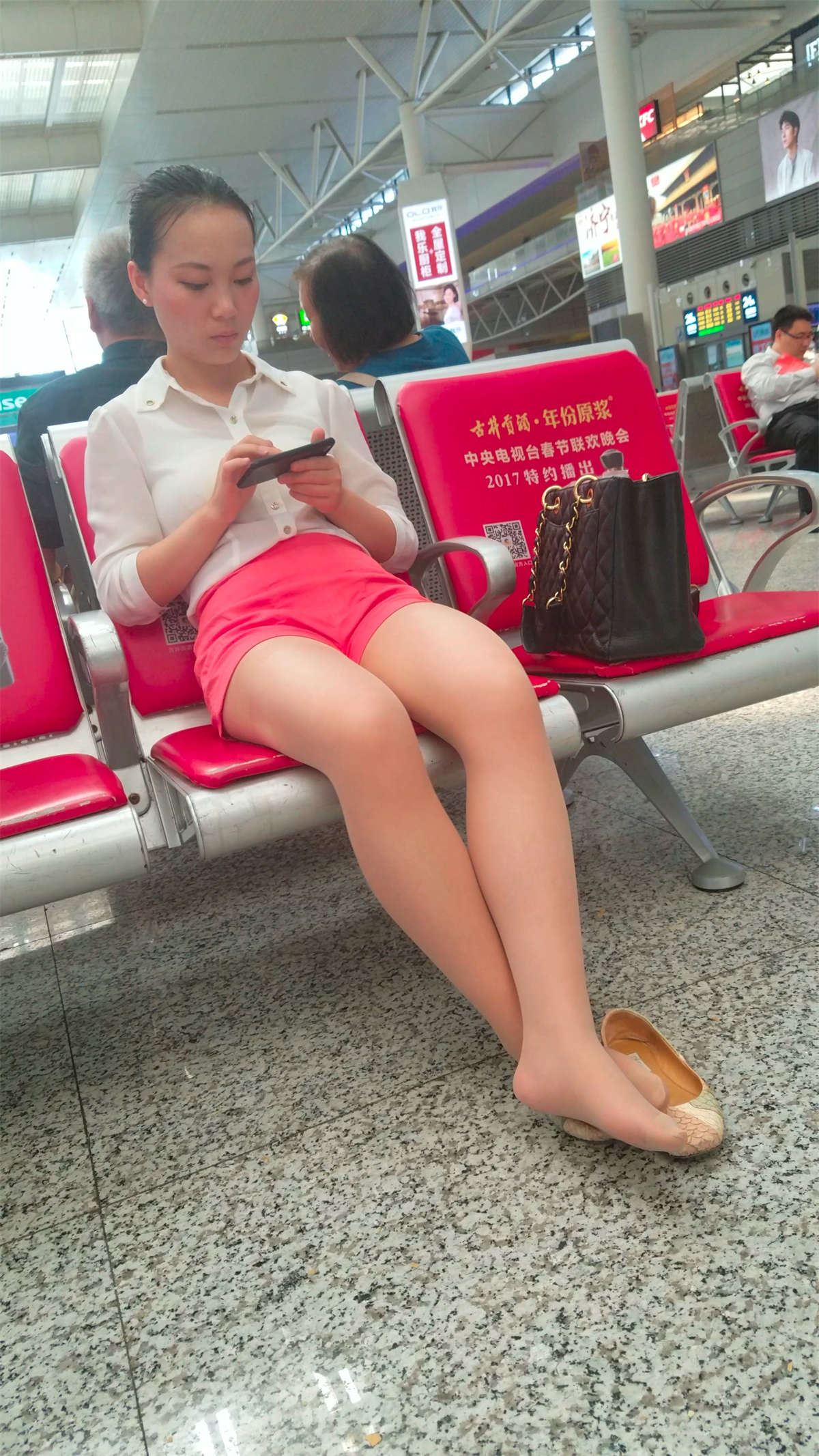 高铁站可以脱鞋晾丝袜脚吗