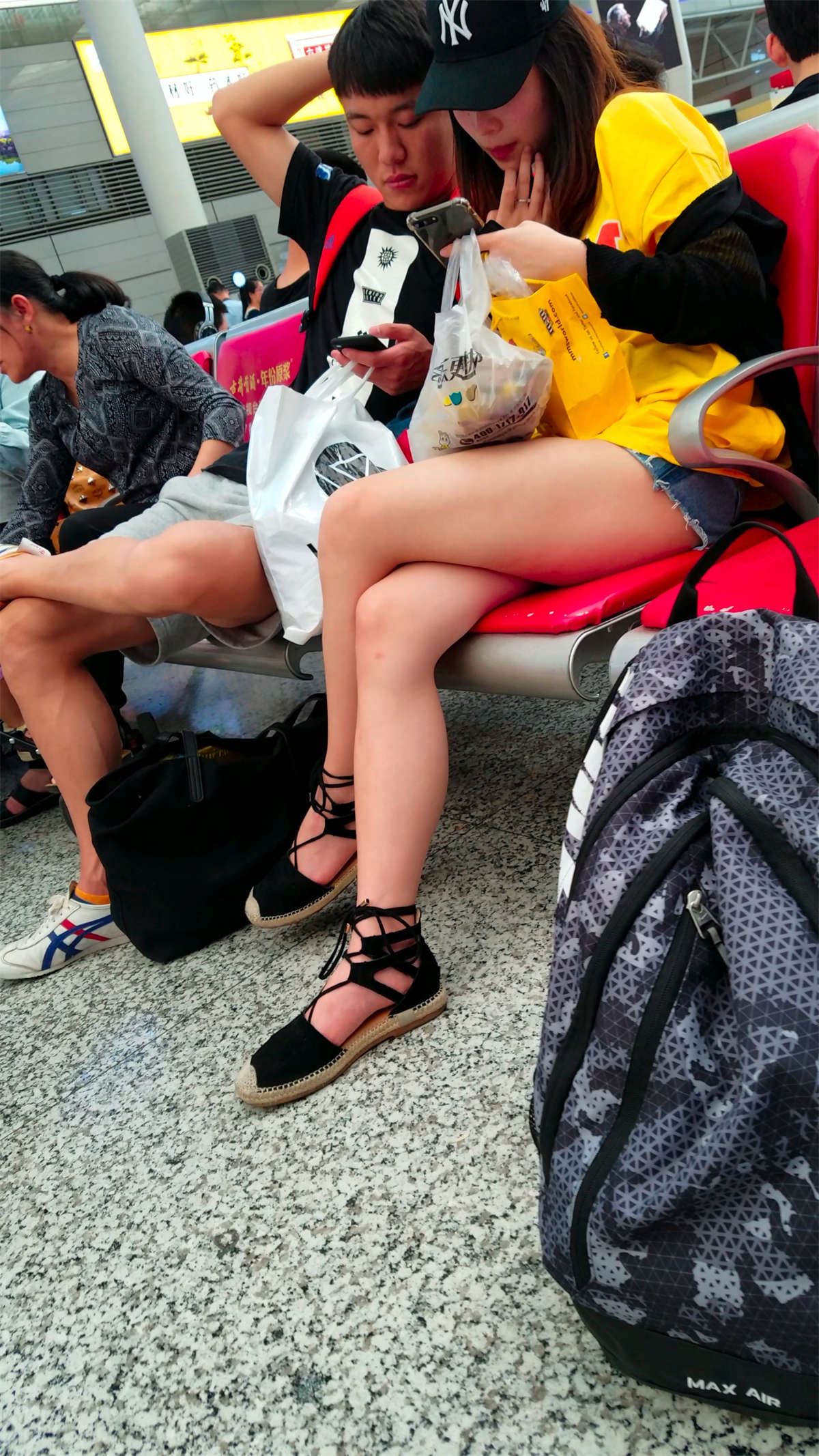 等候列车的脱丝美女