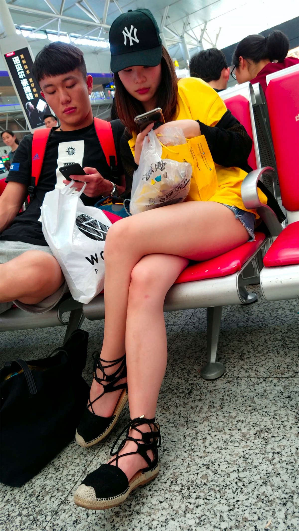 等候列车的脱丝美女