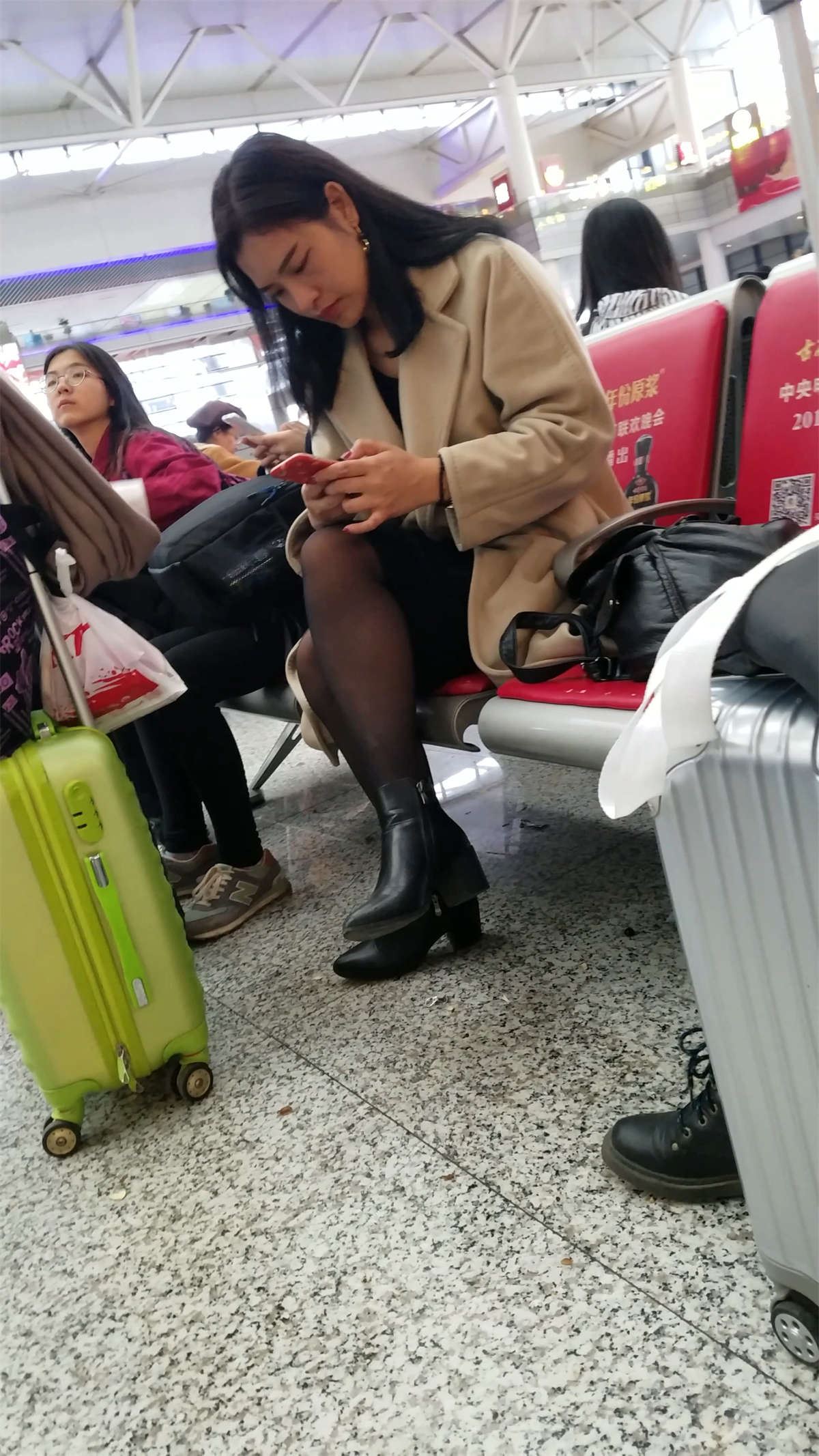 火车站黑色丝袜美女挑鞋