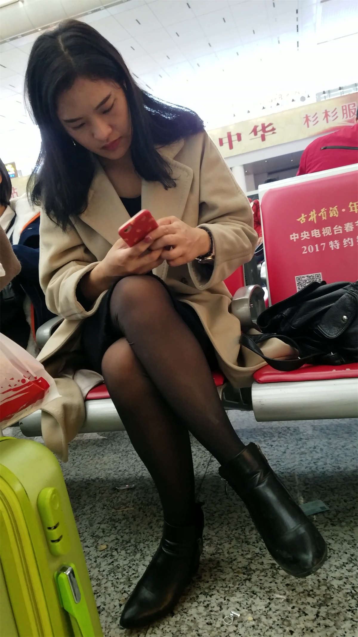 火车站黑色丝袜美女挑鞋