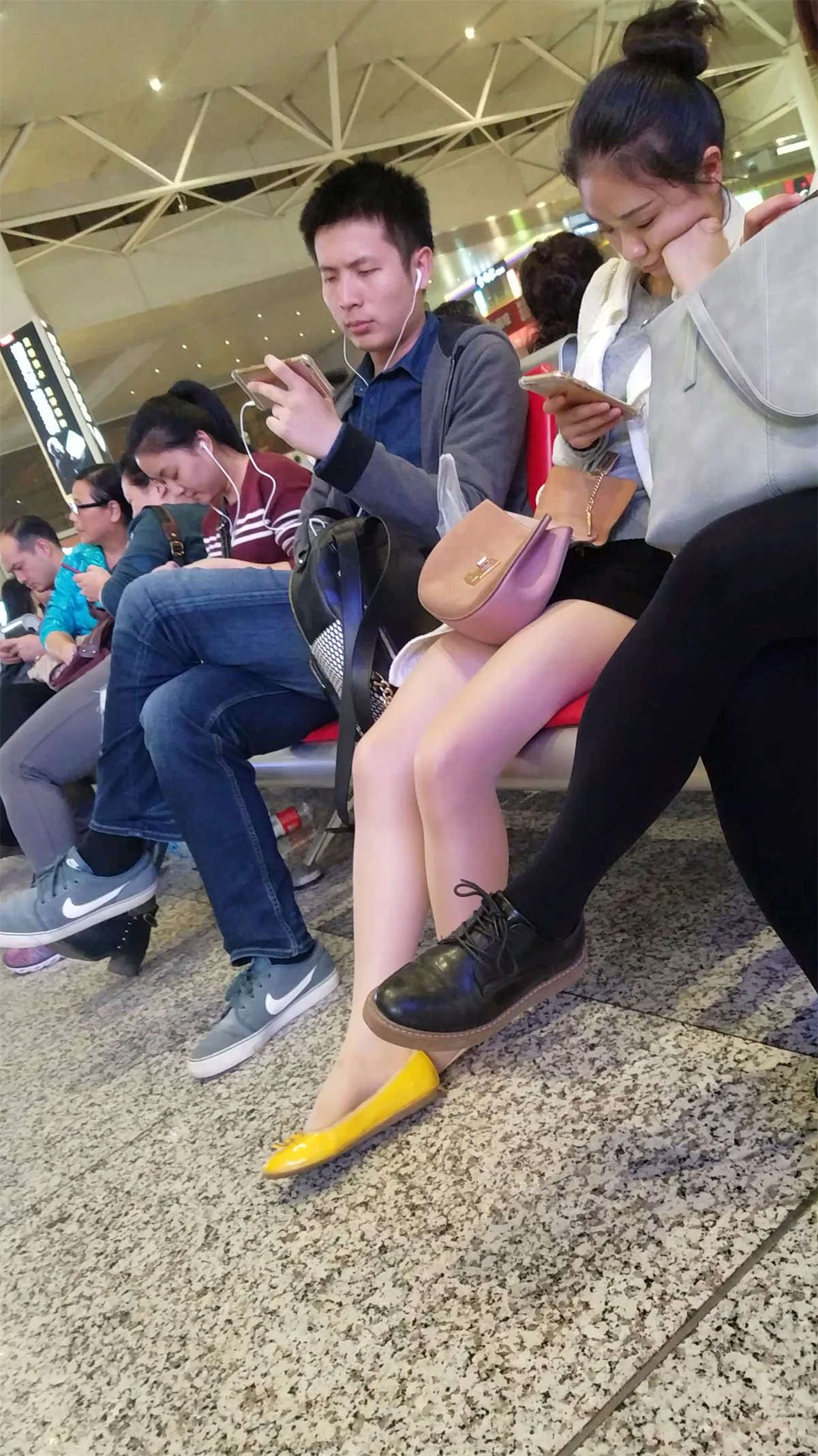 白色蕾丝上衣肉丝黄鞋