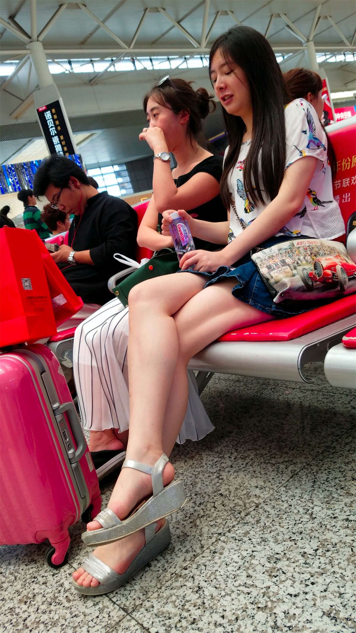 两位极品大美腿靓妹在等火车