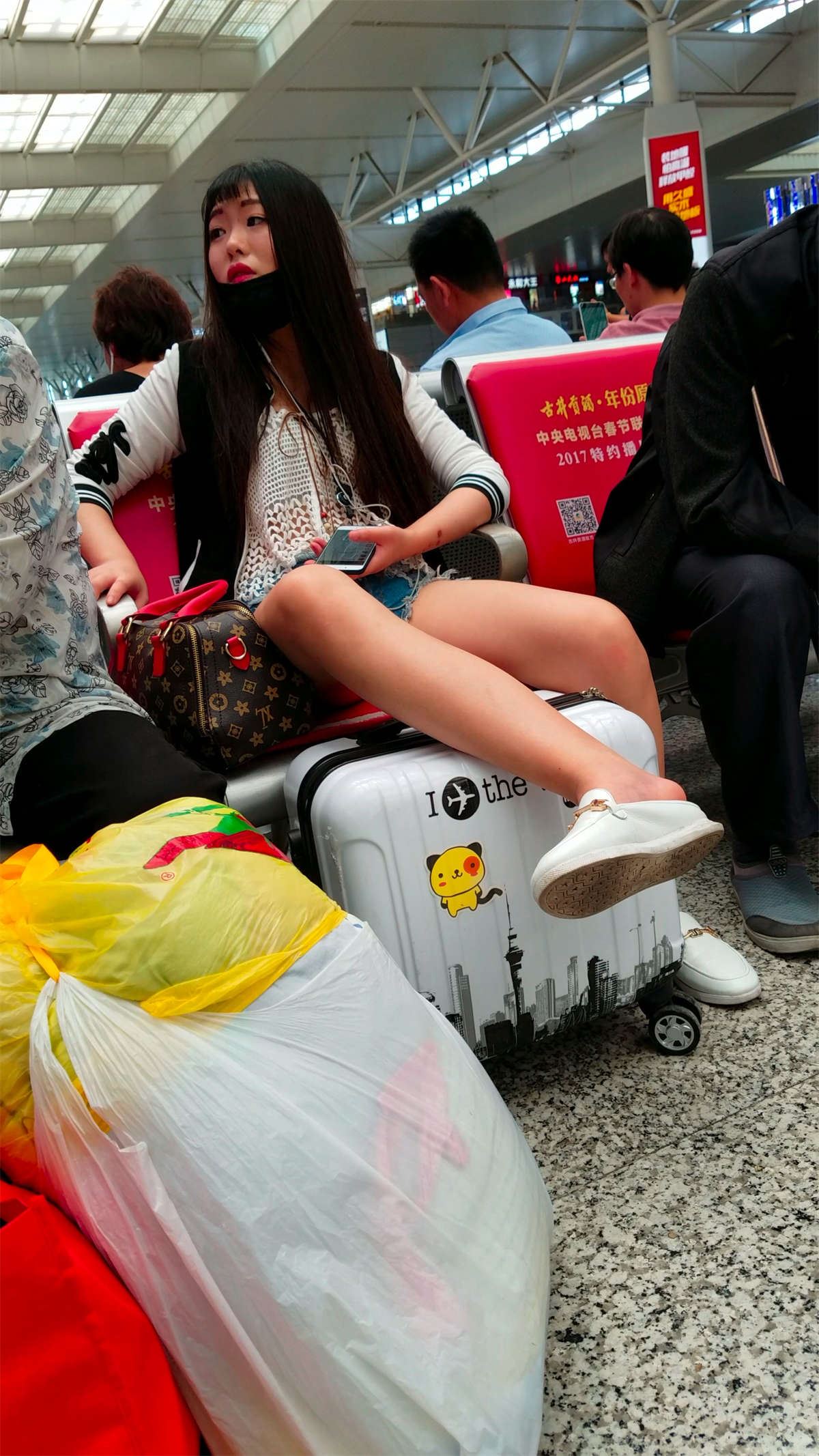 高铁站很性感的女子
